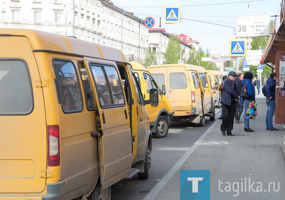 По данным отделения пропаганды сегодня на линию в среднем не выйдут от 200 до 300 маршрутных такси. Проверки со стороны Госавтоинспекции в отношении водителей-иностранцев пока не идут. Они начнутся, как только на этот счет появятся указания из области.