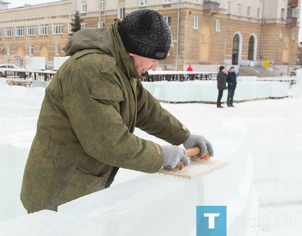 На Театральной площади приступили к строительству снежного городка