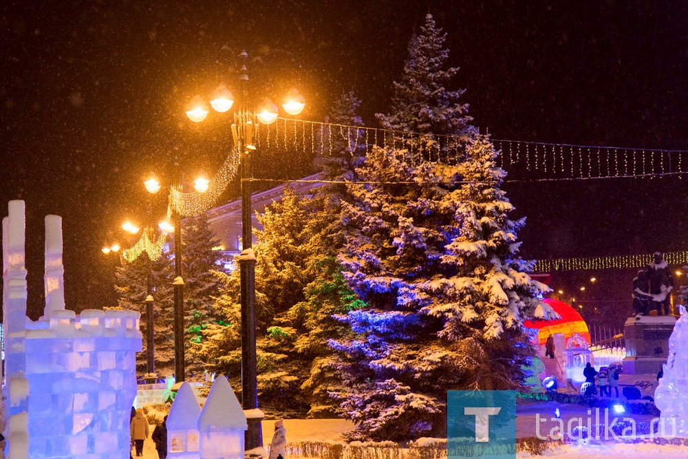 В центре Нижнего Тагила зажглась главная елка