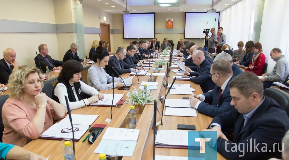 Именно такое определение чаще всего звучало в адрес финансового плана для Нижнего Тагила на 2019 год, принятого на сегодняшнем заседании местного парламента.

Депутаты единогласно одобрили бюджет на предстоящие 12 месяцев 2019-го: итоговое в уходящем году заседание горДумы прошло в атмосфере приближающегося праздника и с ощущением удовлетворения от хорошо сделанной работы.

- По своим параметрам принятый бюджет, однозначно, имеет социальную направленность. Он самый объемный, как по доходной, так и по расходной части, - подчеркнул председатель Нижнетагильской гордумы Алексей Пырин. – Еще одна особенность: были предварительно, в положенные сроки, качественно подготовлены все необходимые документы по содержанию документа, за что отдельная благодарность администрации города.

В 2019 году доходы городской казны должны составить 11 миллиардов 658 миллионов рублей, это на миллиард с лишним больше прошлогодних планов. Расходы - более 12 миллиардов. 

Объем дефицита  - около 350 миллионов рублей.

 По всем направлениям социальной сферы запланировано увеличение финансирования. На образование в 2019 году предусмотрено почти на 1,5 млрд больше, чем в 2018-м. 

Глава города Владислав Пинаев, принявший участие в заседании Думы, также поблагодарил депутатов за конструктивную совместную работу над проектом бюджета.

Анжела ГОЛУБЧИКОВА
Фото Сергея КАЗАНЦЕВА