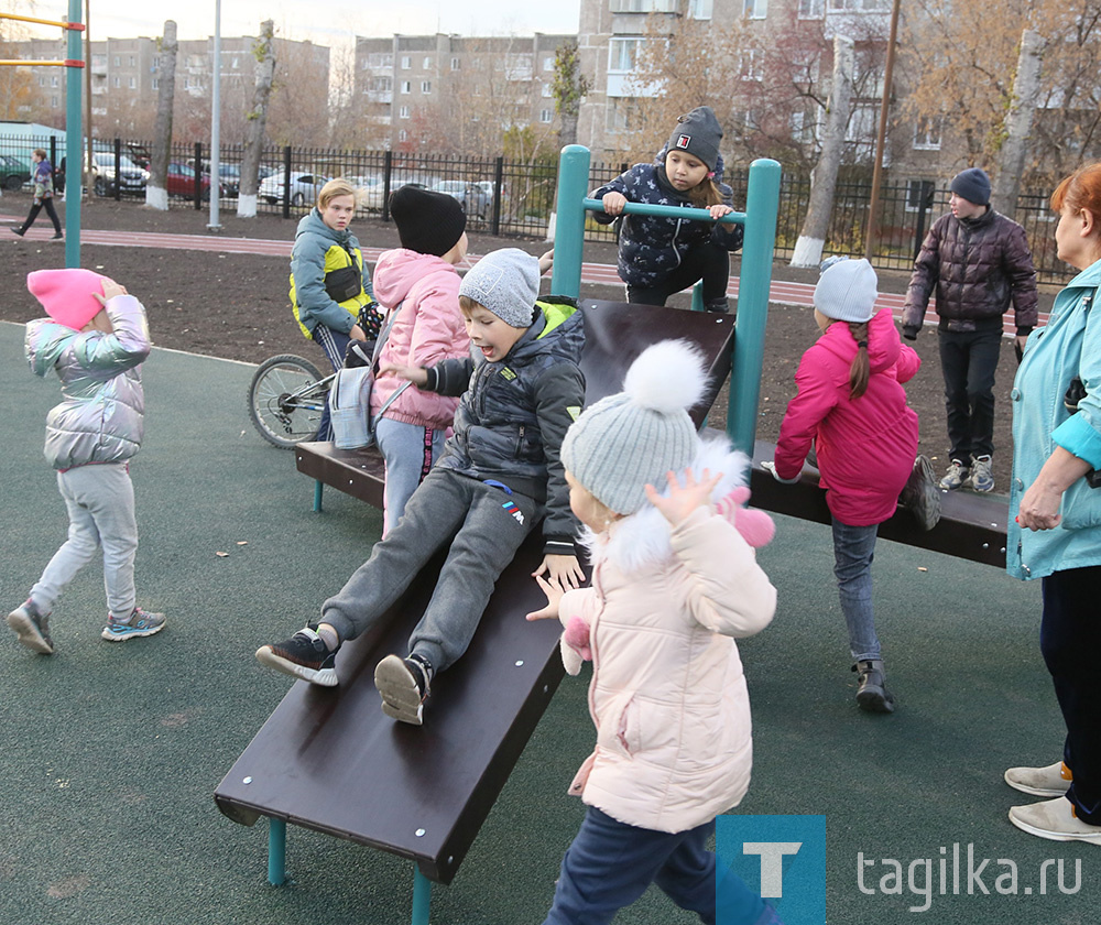 В 13-й школе сегодня торжественно открылась новая спортивная площадка