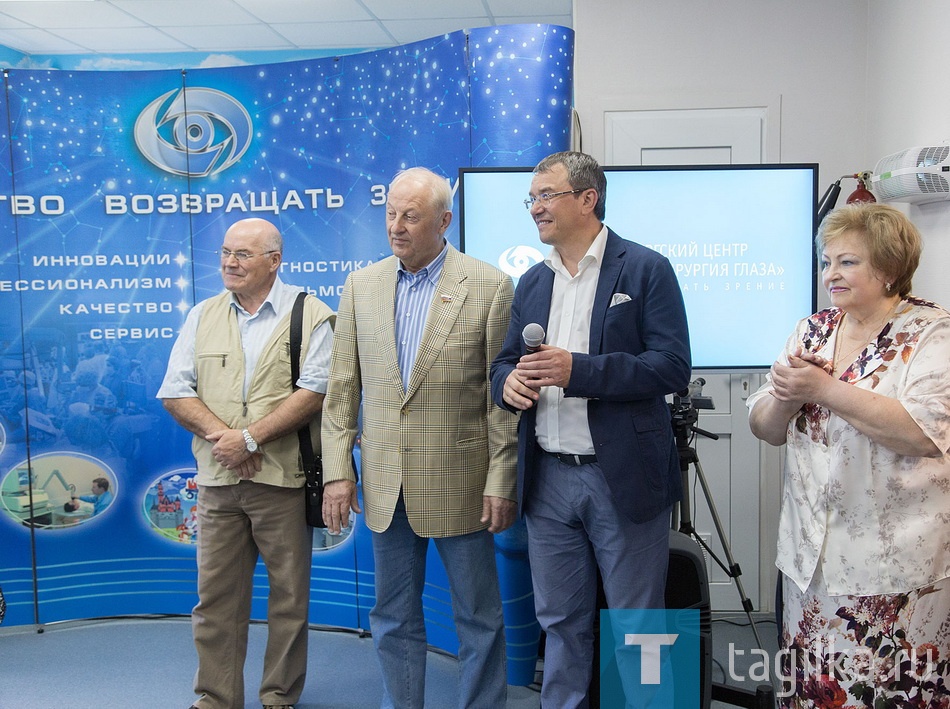 Пока на церемонию съезжались вип-гости, среди которых первооткрыватели «Микрохирургии глаза» в нашем городе – экс губернатор Свердловской области Эдуард Россель и мэр Нижнего Тагила Сергей Носов (ремонт здания, где работает филиал, проводил Нижнетагильский металлургический комбинат, генеральным директором которого был нынешний мэр – прим. авт.), в новой операционной, у медицинского компьютера – микроскопа Leica  уже работали хирурги: главный офтольмолог Екатеринбурга Олег Фечин и Борис Лаптев. Шло удаление катаракты