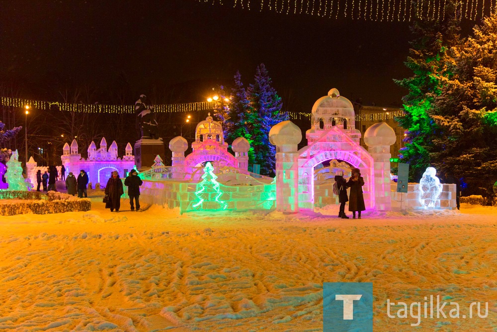 В центре Нижнего Тагила зажглась главная елка