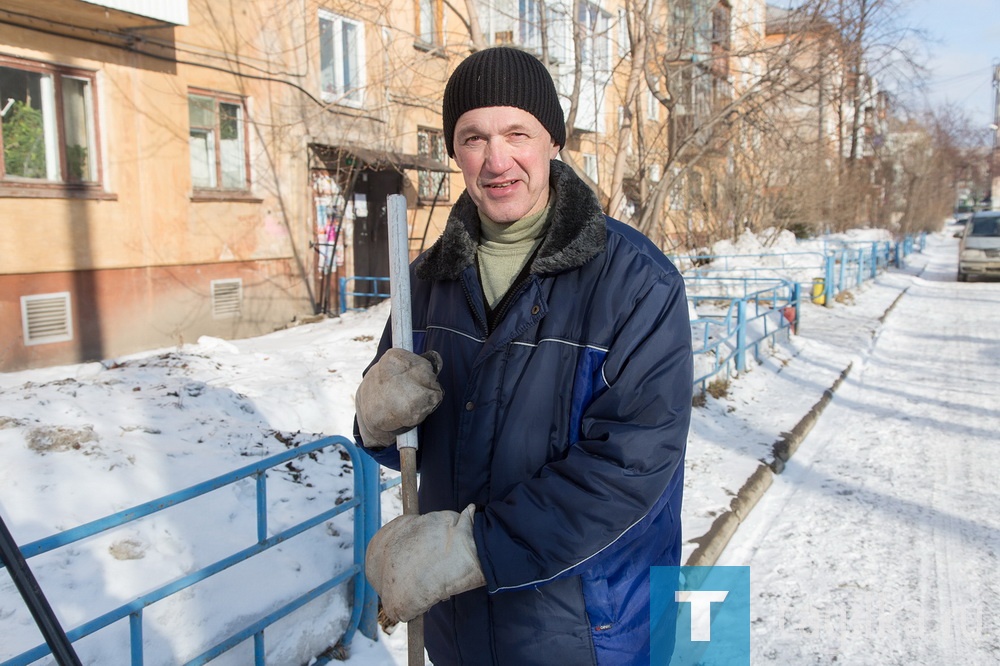 Сергей Устюгов.

Во дворе на улице К. Либкнехта мы встретили дворника УК «Красный Камень». Сергей Устюгов обслуживает шесть домов:
- Сначала метлой мету нападавший за сутки снег, потом отгребаю лопатой на газоны и обочину.