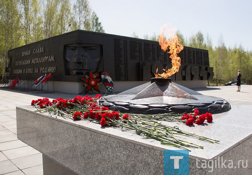 Сегодня исполнилось 50 лет со дня открытия мемориала.

В преддверии двух юбилейных дат площадь реконструировали, заменили плитку и скамейки.

Пополнилась новыми экспонатами коллекция музея боевой славы.

В годы Великой Отечественной войны ушли на фронт более трех тысяч металлургов.

Оставшиеся в строю дали стране более 4 млн тонн чугуна, почти миллион тонн стали и 530 тысяч тонн проката.

Завод выпустил примерно треть танковой брони, изготовленной в Советском Союзе.