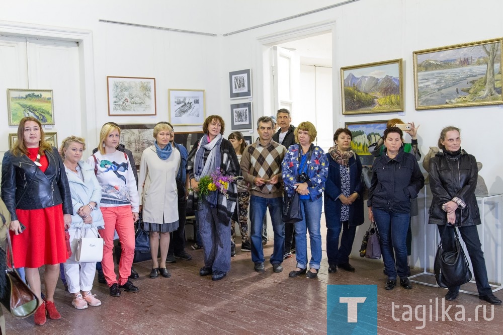 В Доме художника в честь Дня города открылась ежегодная выставка
произведений местных мастеров.
47 участников, среди которых есть и профессиональные художники,
и начинающие творцы, представили вниманию публики картины,
подносы с тагильской росписью, гобелены, скульптурные
композиции из металла и дерева. Тот, кто посещает такие выставки
ежегодно, заметит, как меняются состав участников и экспозиция,
акценты и выбранные художниками материалы.

Людмила ПОГОДИНА
ФОТО СЕРГЕЯ КАЗАНЦЕВА