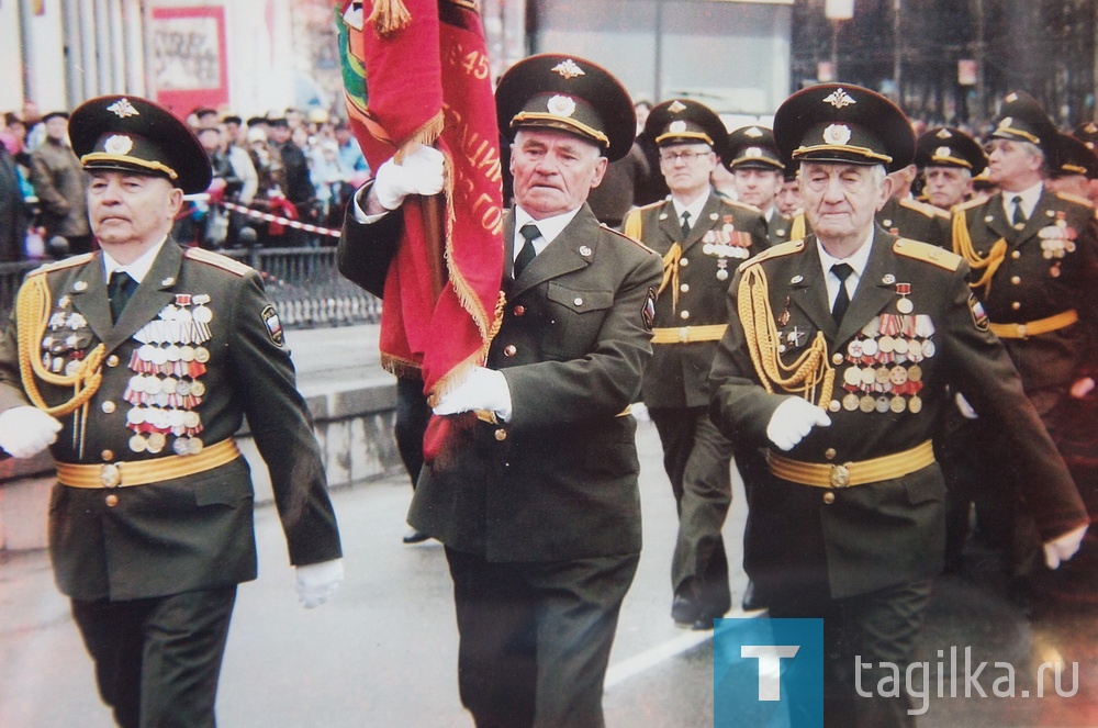 Юбилейные медали «75 лет Победы в Великой Отечественной войне 1941-1945 гг.» получили трое ветеранов из Нижнего Тагила – Николай Анисимов, Александр Федин, Василий Михайлов.

Награда была учреждена президентом России Владимиром Путиным. Тагильским ветеранам медали вручил глава города Владислав Пинаев.

Александра Федина, Николая Анисимова и Василия Михайлова многие знают как почетных знаменосцев, открывающих парад 9 мая. У всех троих так много наград, что для новой едва находилось место на одежде.
