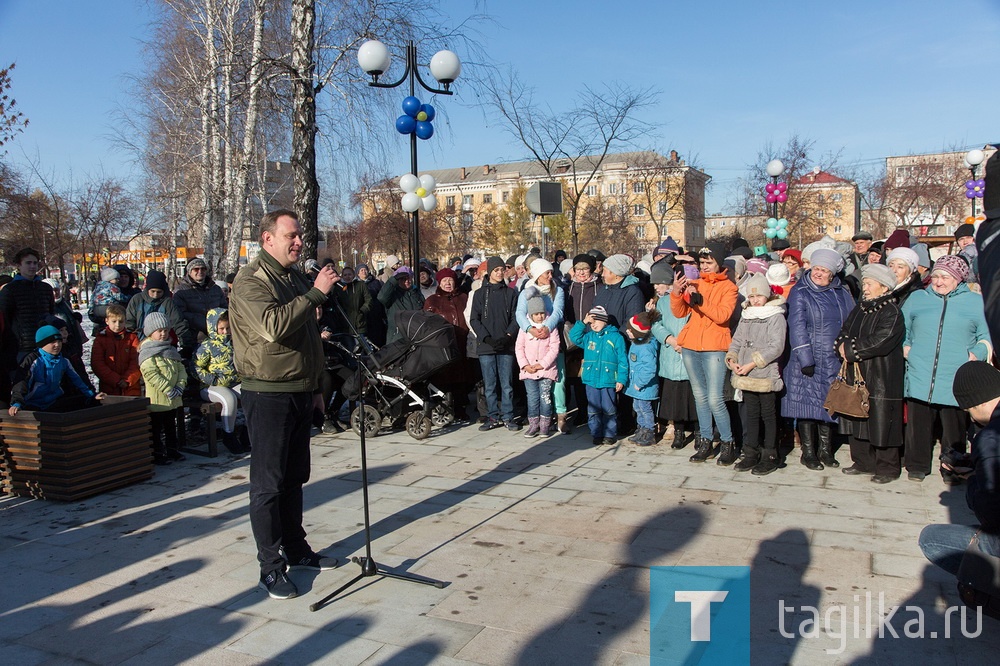 - С моей точки зрения, получилось здорово. Мы превратили заброшенный участок в хороший сквер. В ближайшее время сделаем светодиодный фонтан. Центр Вагонки должен заиграть по-новому, - заявил глава города Владислав Пинаев.