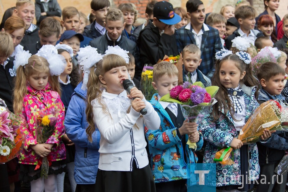 В школе № 65 прошла праздничная линейка