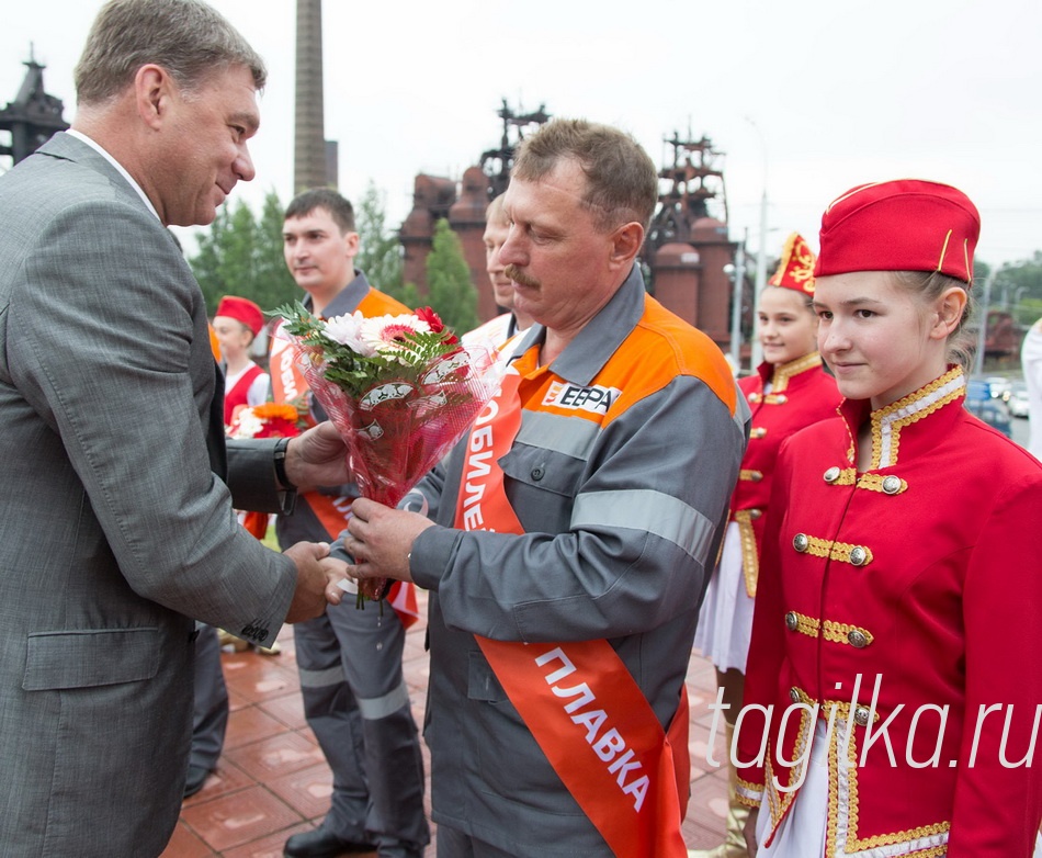 Празднования у памятника металлургам на Лисьей горе
