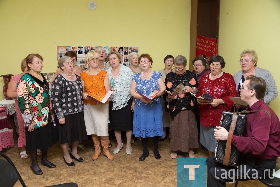 В городском Центре по работе с ветеранами свое творчество на импровизированной сцене демонстрировали мастерицы из кружка «Русские узоры».
