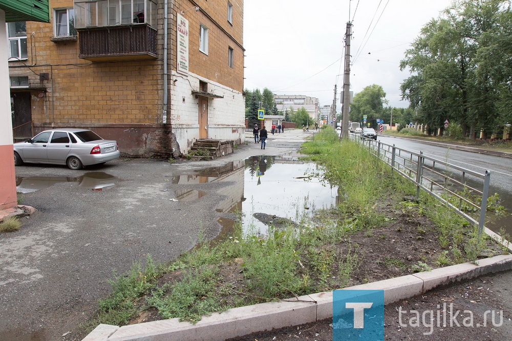 В Нижнем Тагиле на улице Металлургов поднимают уровень тротуара, который после дождей превращался в огромную лужу