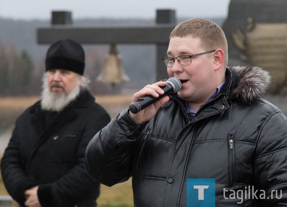 Праздничную программу, вопреки дождю со снегом, продолжили танцы под открытым небом, в которых приняли участие гости и жители Усть-Утки , флэшмоб «Мы вместе», концерт, показательные выступления будущих защитников Отечества – воспитанников военно-патриотического клуба «Гранит».
