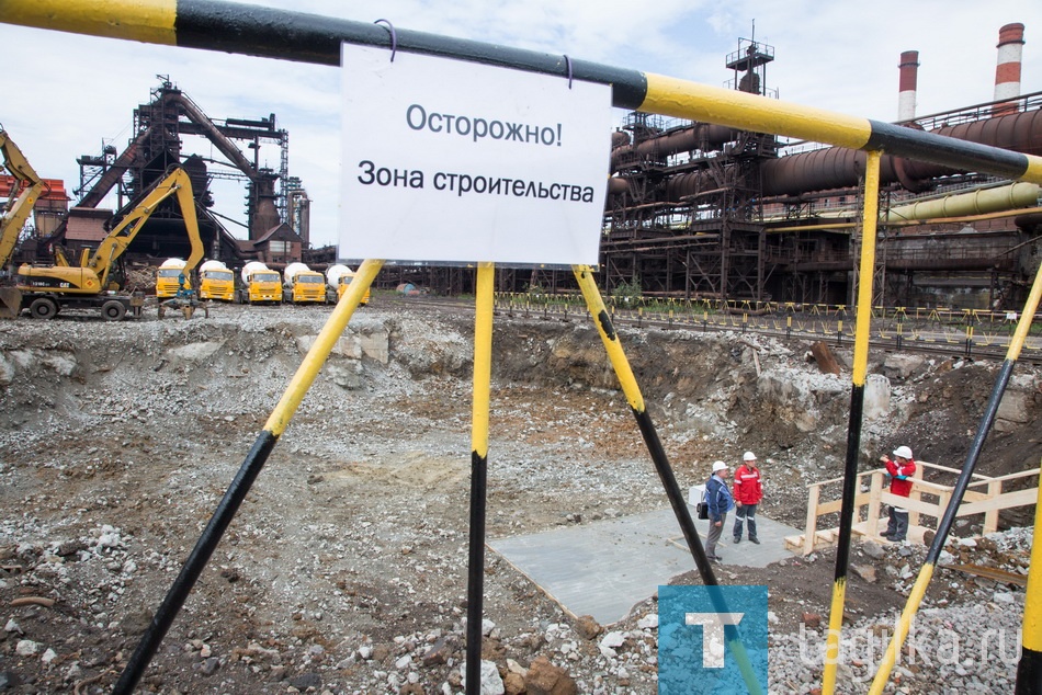 Установка памятной доски на месте строительства доменной печи N 7.

В настоящее время проходят тендерные процедуры по определению генерального подрядчика. Работы по возведению фундамента проводятся уже сейчас. Предполагается, что проект будет реализован в течение полутора лет – к концу 2017 года. Сразу после запуска в работу доменной печи №7 на капитальный ремонт будет остановлена печь №6. 
