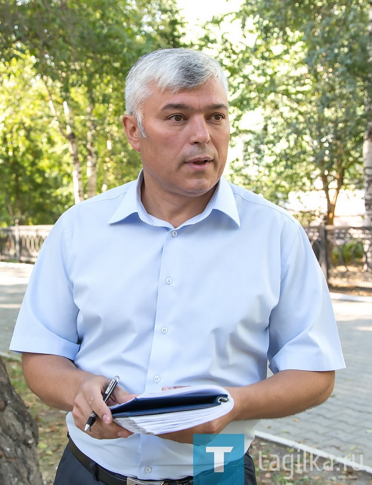 Как рассказал руководитель проекта Виталий Крупин, по новым ГОСТам пешеходный переход должен быть оснащен знаками «Дети» на расстоянии 100 метров от него, искусственными неровностями в 10-15 метрах, «зеброй» желто-белого цвета, знаком «Пешеходный переход», ограждением не менее чем на 50 метров в обе стороны, стационарным освещением