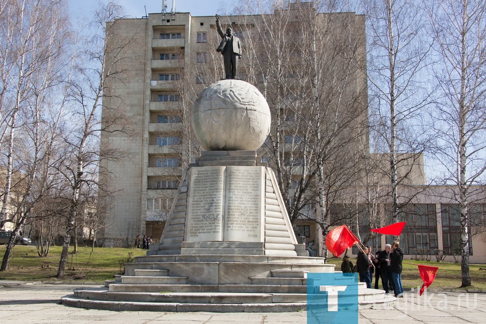 Сегодня первомайский праздник отметили митингом представители нижнетагильского отделения КПРФ.