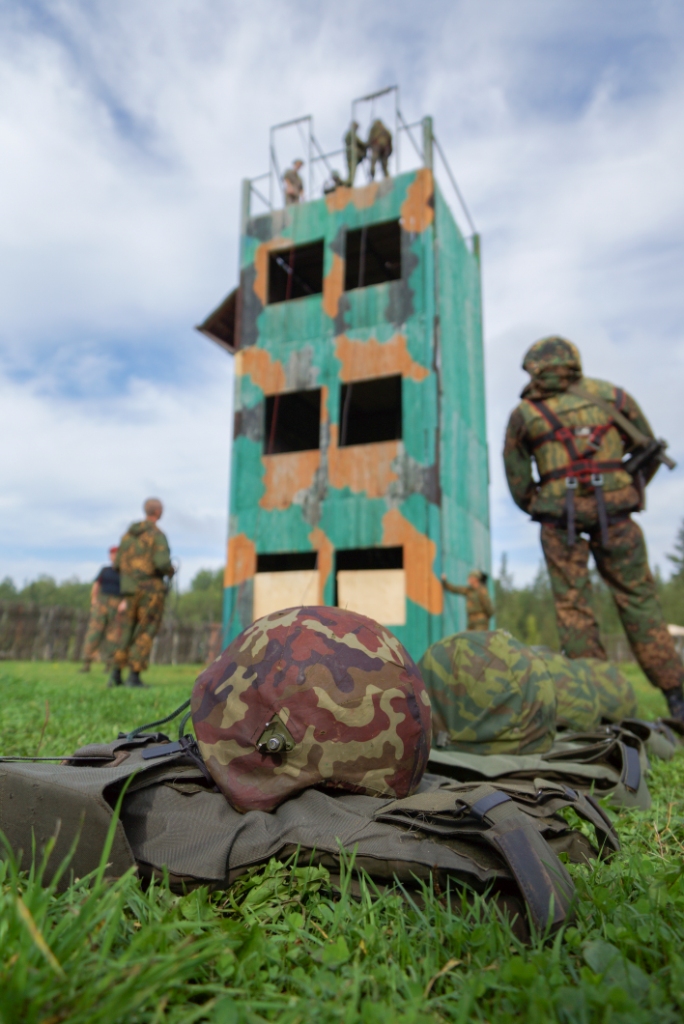 Пока идет штурм здания, ожидая своей очереди, бойцы выполняют физические упражнения. Инструкторы и здесь не дают военнослужащим расслабиться. 