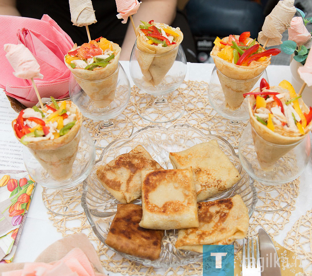 В блинных стаканчиках курица с апельсином и сладким
перцем. Очень эффектно и наверняка вкусно.