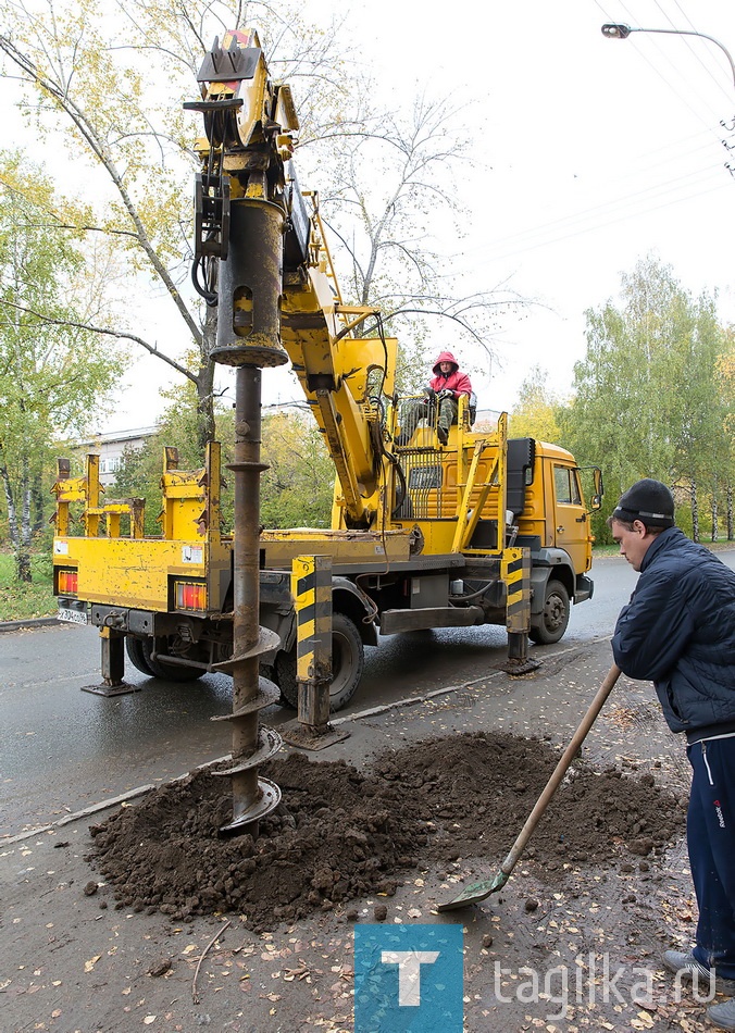 "Светлый город" на Вагонке.

На улице Окунева бурят ямы для установки новых опор.