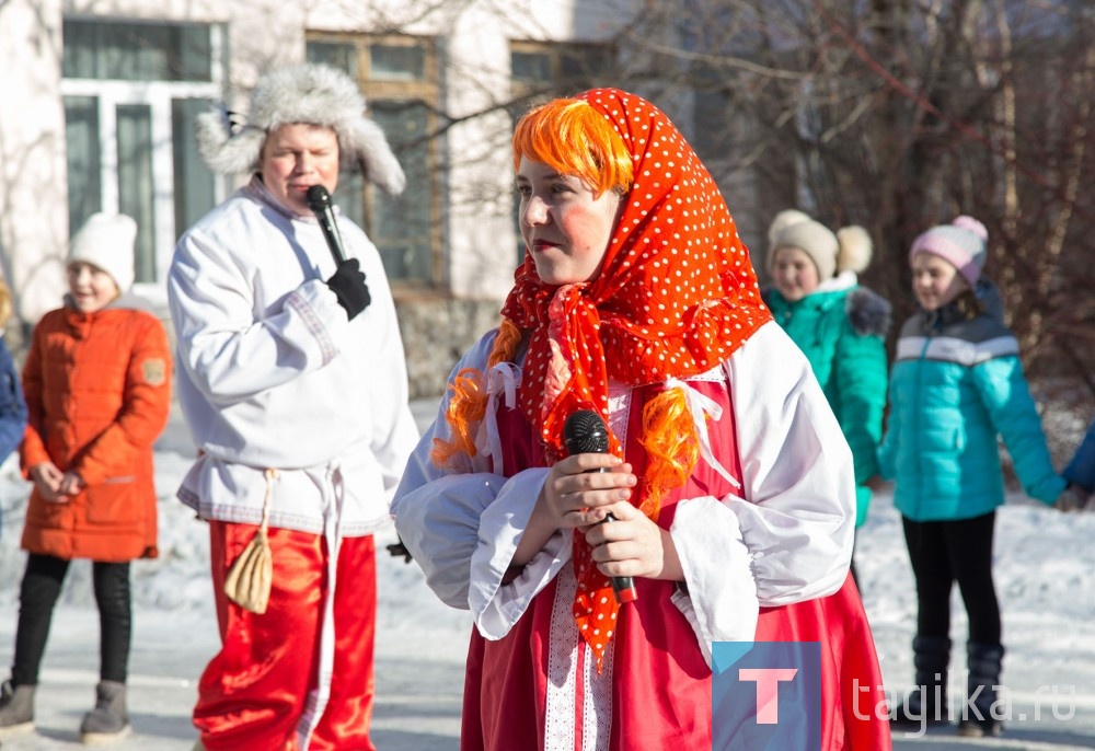 Актеры театра юного зрителя имени Бажова перевоплотились в популярных персонажей – русского богатыря и его верную подругу. Они водили с детворой хороводы, устраивали спортивные состязания и конкурс художественного свиста, игры и танцы. Вместе провожали Зиму, встречали Весну и сжигали чучело.

Всего за масленичную неделю, по словам сотрудников библиотеки, здесь на праздниках побывали более двух сотен детей, их родителей и педагогов, съедены сотни блинов, выпиты литры чая и сожжено семь чучел.

Людмила Погодина
Фото Сергея Казанцева