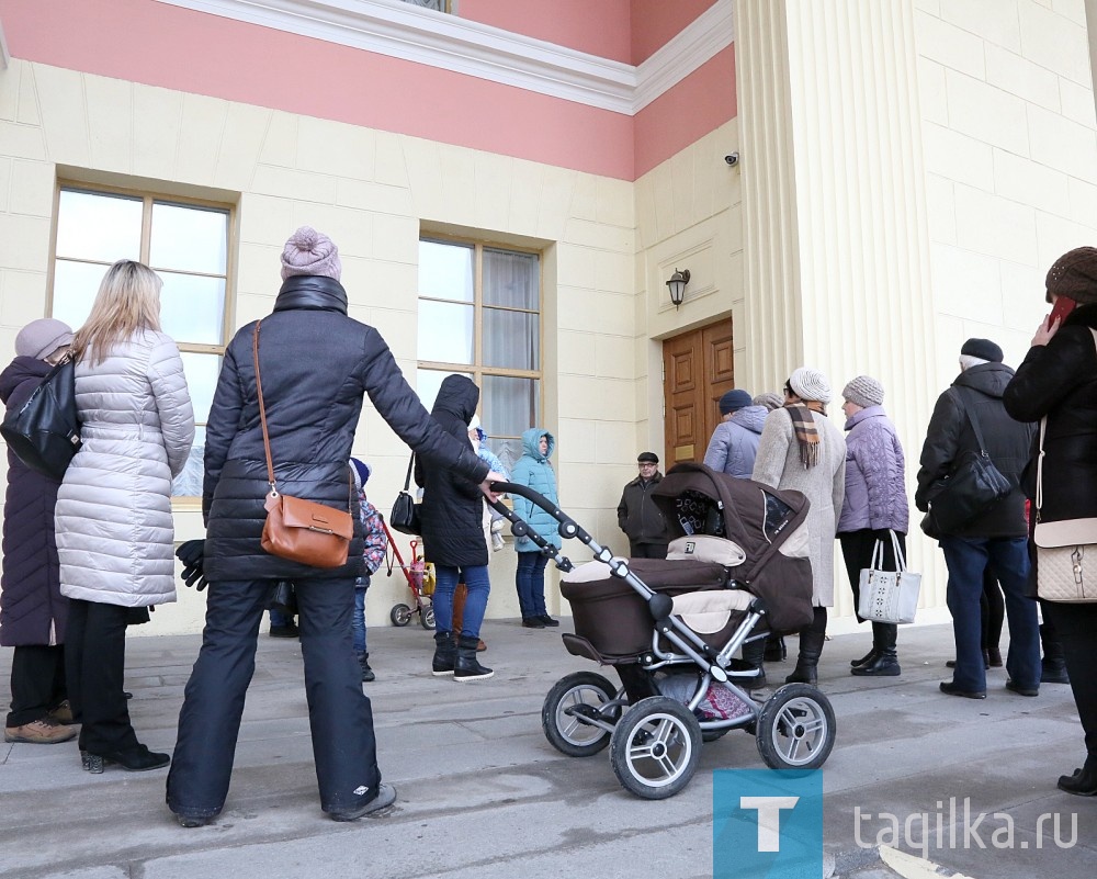 Налетай , торопись, покупай... билеты на елку в драматический театр для своих детей