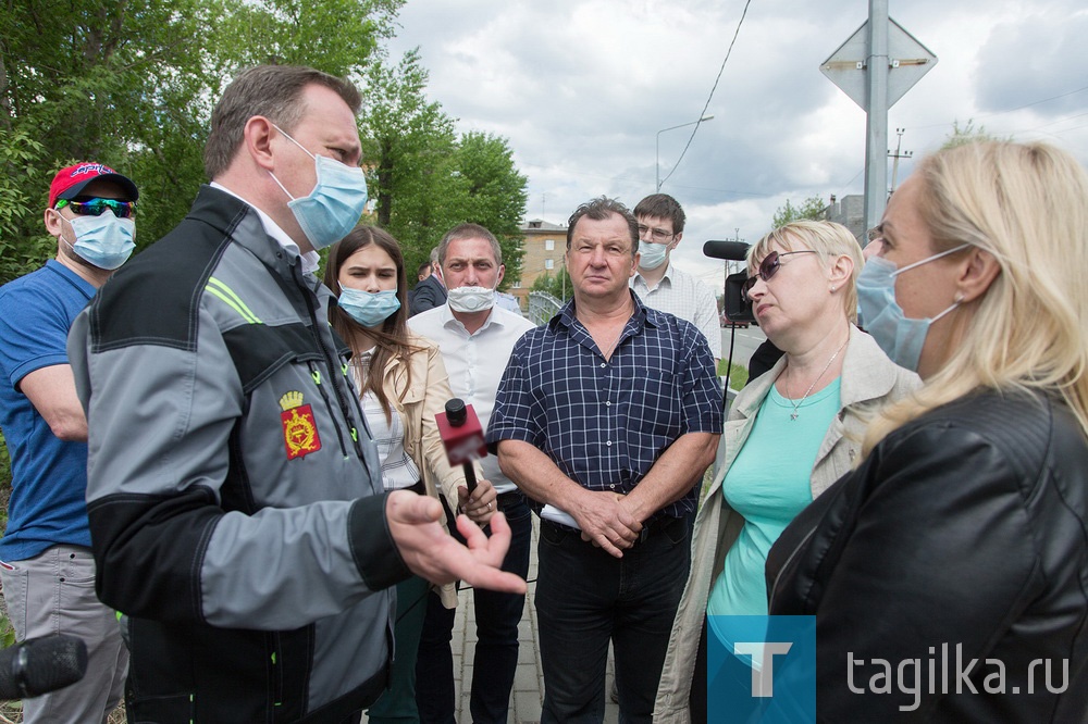 Теперь планируется обустроить небольшую тротуарную дорожку, ведущую вверх по улице Грибоедова (на фото – влево, за забором). Однако идти 300 метров не придется: на этом участке появится еще один пешеходный переход.

- В городе хватает таких тонких моментов, на которые нужно обращать внимание и постепенно исправлять. Это сложная развязка, особенно для пешеходов. Вместе с ГИБДД мы нашли решение, которое устроит и жителей, и ответственные службы, - отметил глава Нижнего Тагила Владислав Пинаев.

Обустройством займется «Тагилдорстрой», соответствующие поручения уже даны. Работа будет выполнена за счет средств муниципального бюджета.

Алексей Черномырдин
Фото Сергея Казанцева