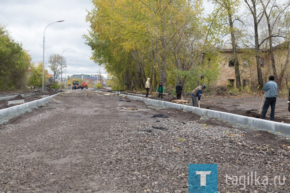 Ремонт дорог завершат в срок


Сейчас бригады Уралстроймонтажа трудятся на улице Максима Горького. Она последняя в большом перечне дорог Красного Камня и Выи. Здесь осталось заасфальтировать около трех тысяч квадратных метров проезжей части. Транспорт должны пустить уже в конце этой недели.