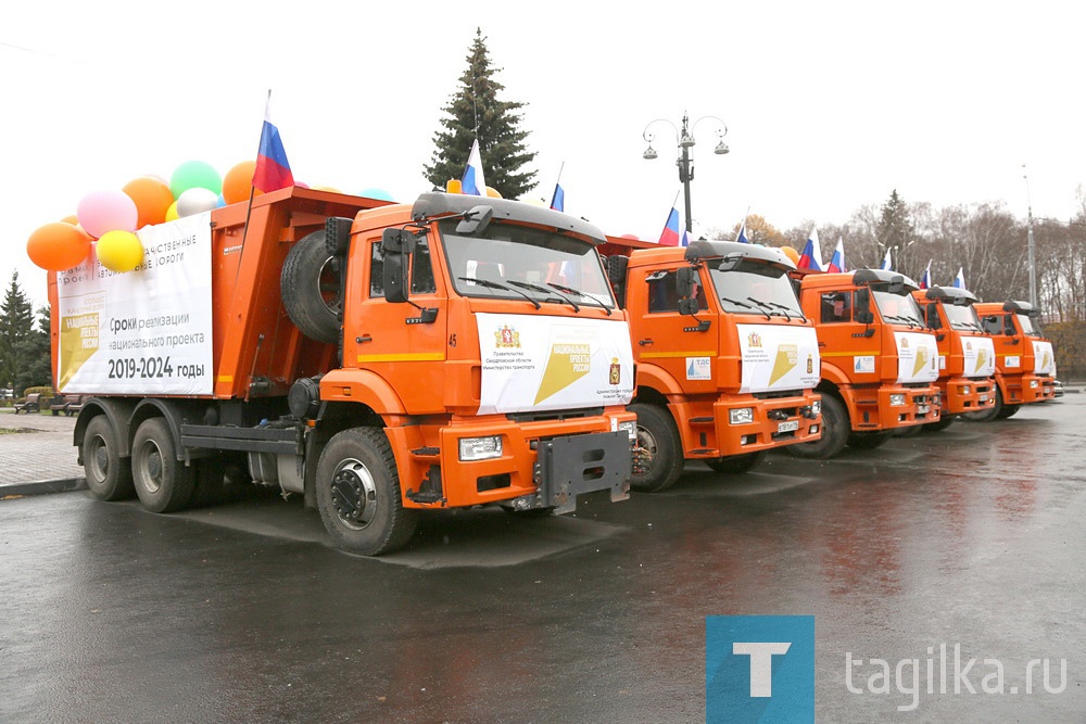 В нем приняли участие пять украшенных воздушными шарами грузовиков генерального подрядчика по нацпроекту «Безопасные и качественные автомобильные дороги» МУП «Тагилдорстрой» и примкнувшие к акции байкеры.

В 2020 году, несмотря на пандемию коронавируса, которая, конечно, внесла свои коррективы, сделано больше, чем в предыдущем. К основному списку из 24 объектов на сумму 626,1 млн. рублей добавили еще пять участков общей стоимостью 124 млн. рублей.