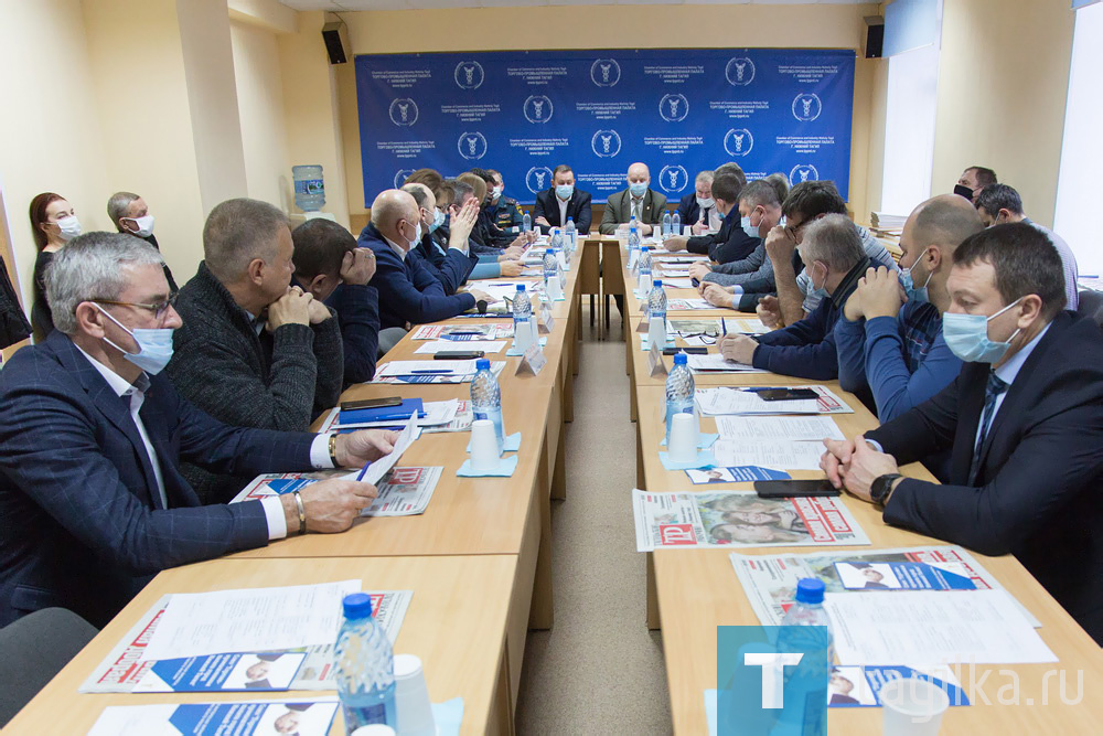 В ходе совместного заседания Совета и Правления союза «Торгово-промышленная палата города Нижний Тагил» глава города Владислав Пинаев вместе с председателем правления ТПП Борисом Соколовым обсудили подготовку к 300-летию и наградили членов палаты.

Звание «Почетный член Торгово-промышленной палаты Российской Федерации» получили организации и предприятия Нижнего Тагила: ООО «Нижнетагильское туристское бюро «Спутник» (директор Валерий Алиев), ООО «Антолл» (учредитель Анатолий Толстов), ООО «Интер» (директор Александр Дроздач), ИП Сергея Орехова, ИП Аллы Волчковой, ООО «Наш дом» (директор Павел Новожилов), ООО «ТМО Дзержинского района» (руководитель Владимир Елохин), ООО «Тагилспецтранс» (директор Андрей Иванов) и производственно-коммерческое предприятие «Сфера» (директор Марат Насретдинов).

Также глава города вручил Почетную грамоту Торгово-промышленной палаты Российской Федерации директору ООО «Производственно-коммерческая фирма «ПиК» Леониду Соколову. Знаком отличия II степени Торгово-промышленной палаты Российской Федерации был удостоен директор ООО Авторемонтный завод «Синтур-НТ» Петр Ручкин. 