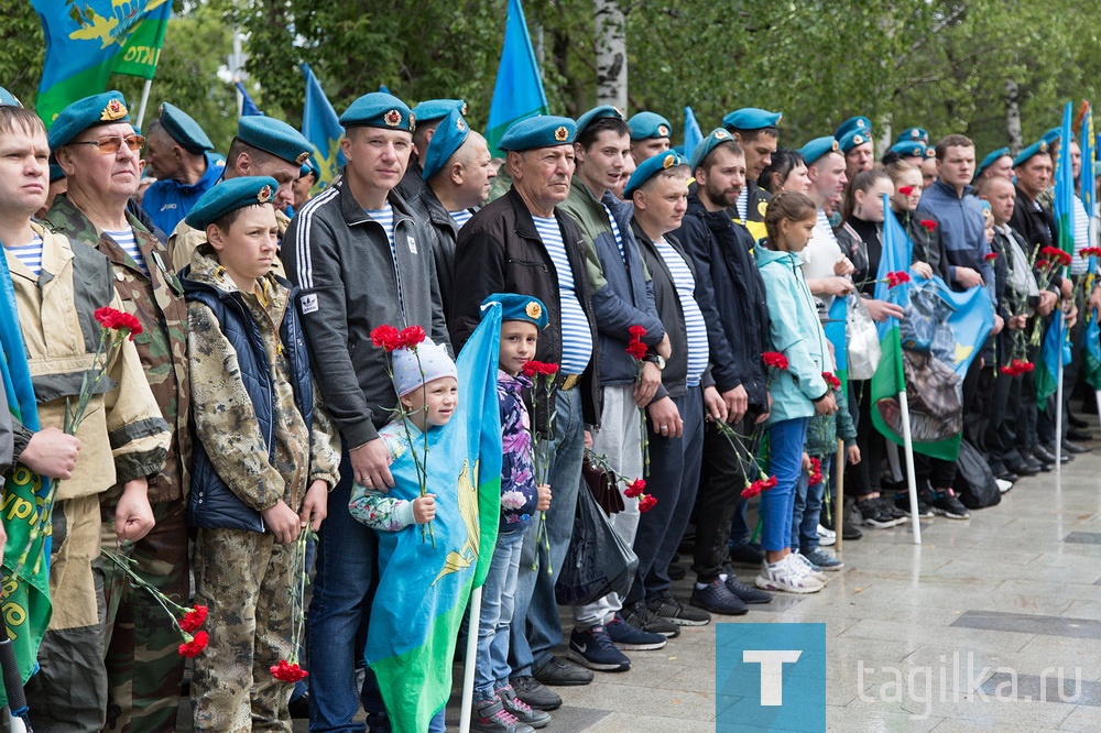 Торжественный митинг, посвященный 89-ой годовщине создания воздушно-десантных войск, прошел у памятника тагильчанам, погибшим в локальных войнах планеты. 

Сотни горожан-ветеранов ВДВ пришли на набережную в парадной форме и с флагами. Под «Черный тюльпан» Александра Розенбаума он возложили цветы у монумента. 

- Это праздник сильных и мужественных людей, тех, кто знает, что такое воинский долг и братство по оружию, кто глубоко предан Родине и готов с честью и отвагой защищать интересы государства. Служба в крылатой пехоте всегда была почетным, но сложным и ответственным делом, - говорится в поздравлении главы города Владислава Пинаева. 

Следующий год – юбилейный: в год 75-летия Победы в Великой Отечественной войне ВДВ исполнится 90 лет.

Антон Исаев
Фото Сергея Казанцева