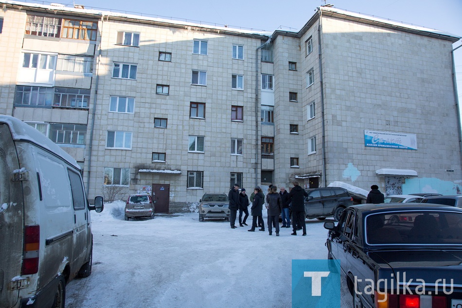  Объезд главой города С. Носовым объектов поселка Старатель

Чиновники проехали и к дому №1 на улице Каспийской. Тепловые сети здесь считаются бесхозными. Уже два года управление муниципального имущества не может решить вопрос с собственностью. Летом МУП «Горэнерго» заменил 70 метров труб за свой счет, но на благоустройство территории тратиться не стал. В итоге до самых снегов жителей «радовали» виды перекопанных тротуаров и разбросанных по газонам поломанных бордюров. Градоначальник поручил управлению городского хозяйства в начале сезона привести в порядок дворовые территории после коммунальных раскопок. 


Завершился объезд визитом в детский сад №63 и школу №25, где глава поручил подчиненным подготовить документацию на ремонт кровли дошкольного учреждения и утепление школьного спортзала. 

Е. Баранова.