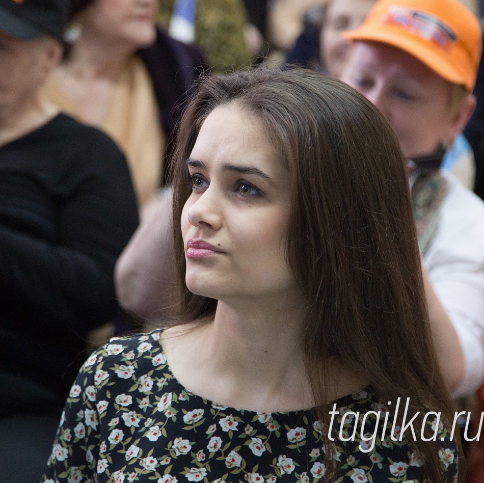 Фестиваль "Салют Победы"

Мария признается, что сама изъявила желание
войти
в конкурсную комиссию. Считает, что старшее
поколение – это те люди, у которых многому мож-
но поучиться. Например, искренности в выражении
чувств и умению сохранить молодость души, юноше-
ский задор.
– Я недавно участвовала в студенческом спектакле
для ветеранов дома престарелых, – рассказывает Ма-
рия Юшина. – Знаю, что эти люди очень отзывчивы и
стремятся в любом возрасте жить яркой, эмоциональ-
но насыщенной жизнью. Мне захотелось встретиться
с ними еще раз, поменявшись ролями. Теперь уже они
были на сцене, а я – в зрительном зале.
Мария учится на третьем курсе музыкально-теа-
трального отделения. Говорит, что с детства увлекалась
искусством перевоплощения. С ранних лет занималась
в творческих студиях – театральной, хореографической,
вокальной, в музыкальной и художественной школах.
Студенческая жизнь ее не менее насыщенна – девуш-
ка учится у заслуженного артиста России Владимира
Вейде, выступает на различных городских площадках,
участвует в спектаклях Молодежного театра.
И, как многие начинающие актрисы, мечтает о ярком
актерском будущем.

