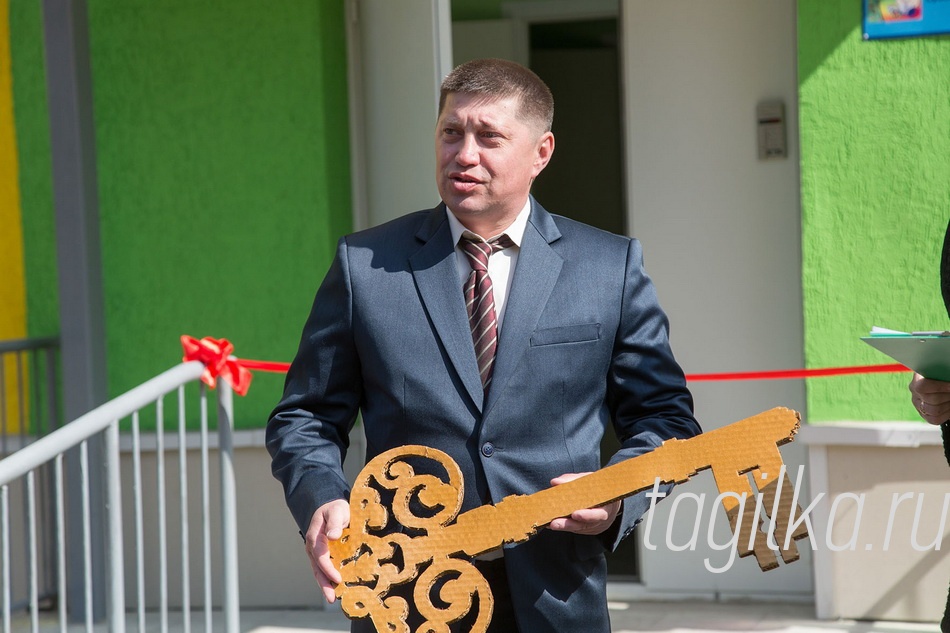 Открылся новый детский сад «Азбука детства»

«Азбуку детства» построила
компания из Екатеринбурга – СК
«Ермак». Для организации, спе-
циализирующейся на возведе-
нии жилья, это первый опыт, но
она уже зарекомендовала себя
на реконструкции двух других
тагильских садиков.
- Все сделано с хорошим
качеством, детям здесь будет
комфортно, почти как дома, -
заверил главный инженер Ин-
сар Ахвазянов. - Стройку мы за-
вершили в феврале, остальное
время занимались благоустрой-
ством территории. Сложности
были в том, что нормы – сани-
тарные и пожарной безопасно-
сти - постоянно ужесточаются.
Приходилось в процессе стро-
ительства что-то переделывать.
Зато теперь все соответствует
требованиям.