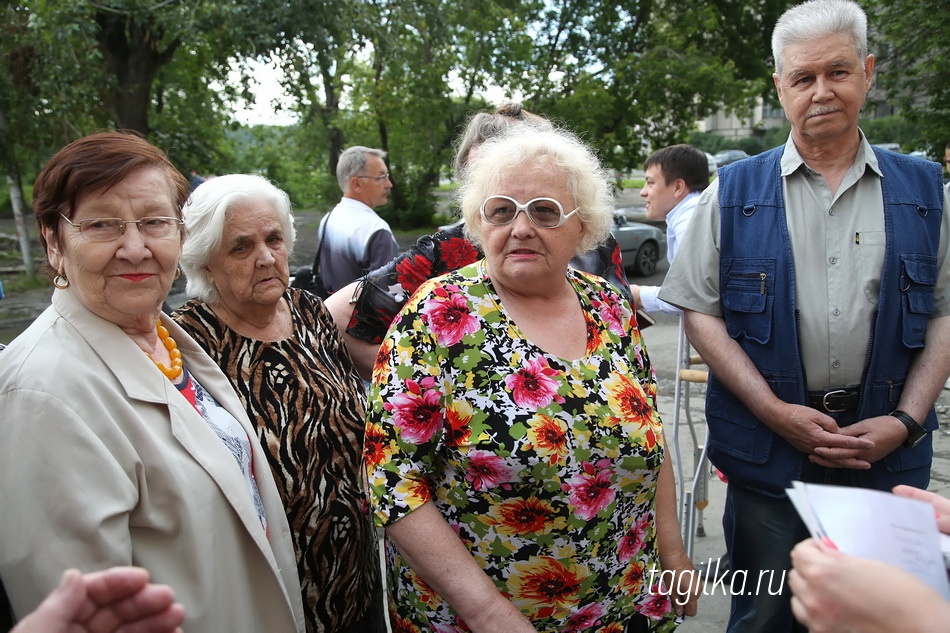 Тагильчане с трудом верят своим глазам: многолетние проблемы с благоустройством дворов решились за два дня