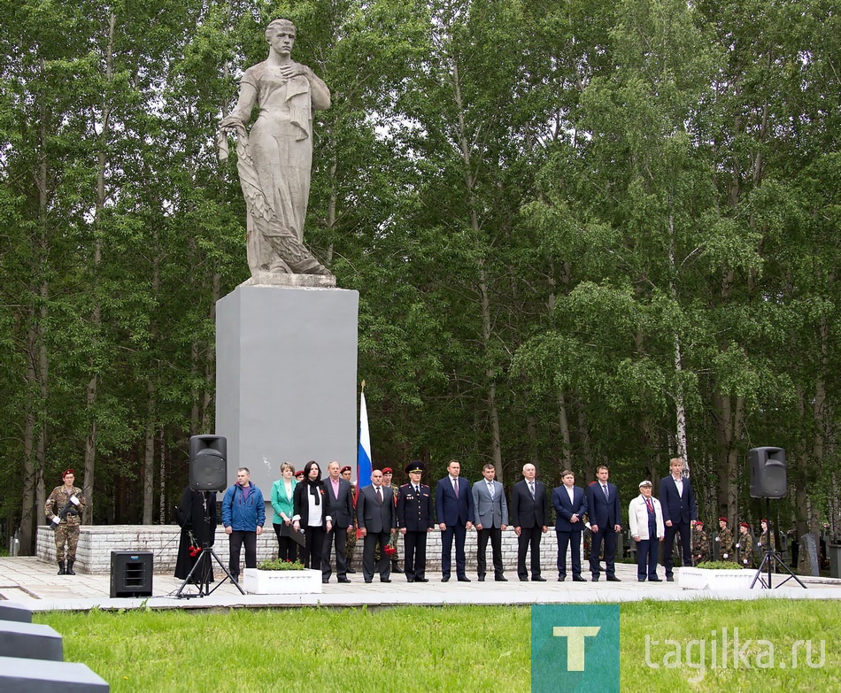 22 июня - День Памяти и скорби. Митинг

22 июня 1941 года в 4 утра без объявления войны фашистская Германия и её союзники напали на Советский Союз. Именно в этот день началось страшнейшее событие в нашей стране - началась Великая Отечественная война. Именно тогда, 22 июня, начался отсчет 1418 дней и ночей войны, отсчет 26 миллионов ушедших из жизни людей... 