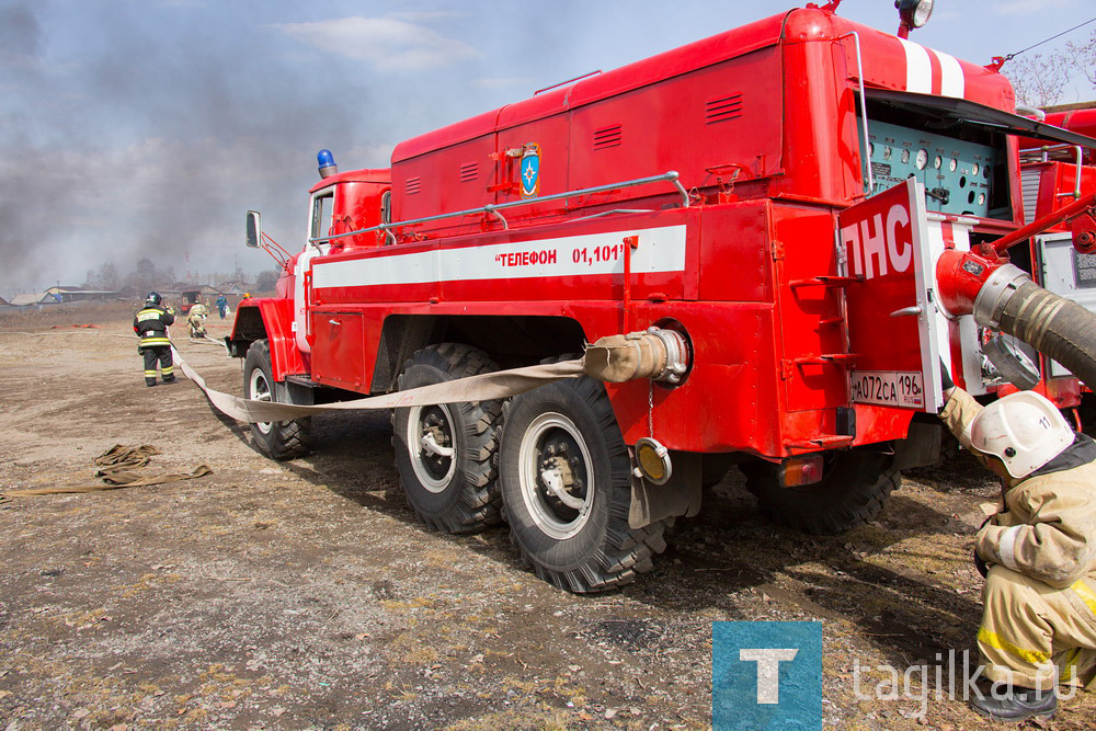 Сегодня  спасатели ликвидируют условную ЧС, связанную с возникновением природного пожара вблизи г. Нижнего Тагила