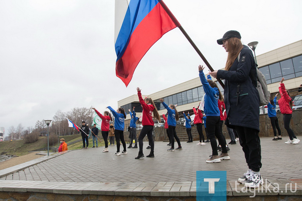 На набережной Тагильского пруда состоялась акция «10 тысяч шагов к жизни», которую организовало Нижнетагильское отделение Красного Креста. В мероприятии участвовали студенты, волонтеры, ветераны органов власти и комсомола. Участники встретились на набережной, где прошел танцевальный флэшмоб, прошли до парка Бондина, оттуда – к музеям, а потом вернулись в парк и провели кардиозарядку.

- Это пропаганда здорового образа жизни, движения. А если есть движение – будет и долголетие, - прокомментировала председатель городского отделения Красного Креста Валентина Шишкина. – Чтобы немножечко расшевелить, дать возможность двигаться, мы организовываем такие акции.

Это всероссийская акция, которая утверждена «Лигой здоровья нации». Нижний Тагил присоединяется к ней в третий раз. Десять тысяч шагов считаются ежедневной нормой, которую должен проходить человек, чтобы хорошо работал организм. Сейчас, когда большинство людей ведут малоподвижный образ жизни, это особенно актуально.

Алексей Черномырдин
Фото Сергея Казанцева
