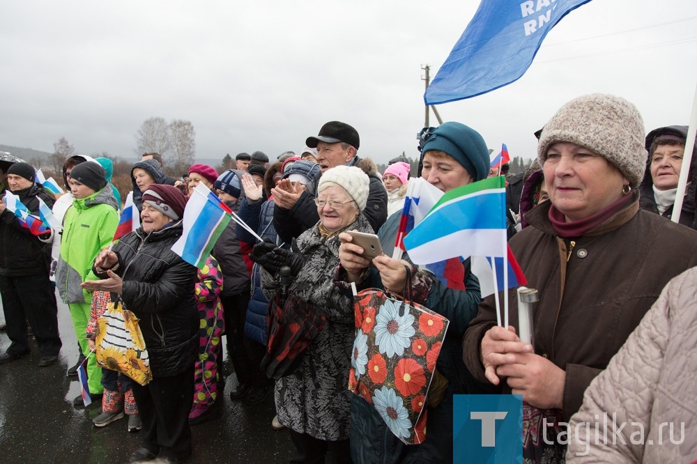 Владислав Пинаев открыл митинг в деревне Усть-Утка , посвященный Дню народного единства