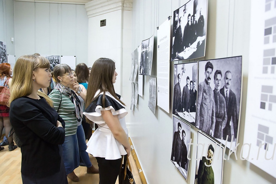 «Комиссар исчезает. Фальсификация фотографий и искусства в сталинскую эпоху».