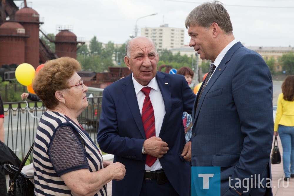 Благодарные потомки и ветераны -  металлурги принесли цветы к мемориалу