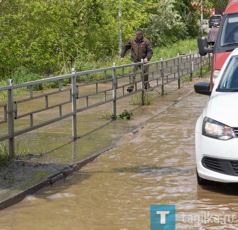 Перекресток Пархоменко и Серова ушел под воду