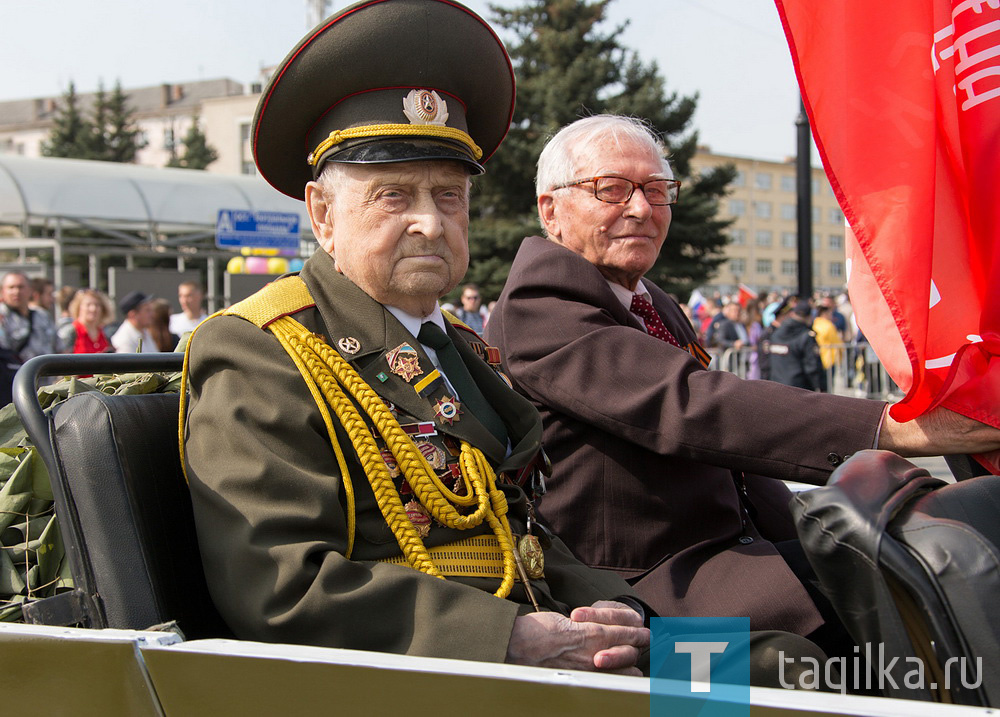 Жители и гости Нижнего Тагила пришли сегодня на центральную площадь города, чтобы отдать дань памяти ветеранам войны, труженикам тыла и всем, кого опалило пламя войны, кто ценой своей жизни защитил Родину и принес в каждый дом 76 лет назад мир, покой и согласие.