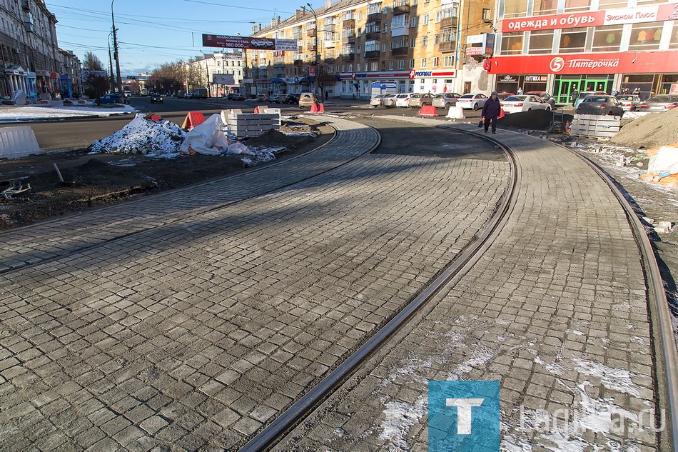 Для Нижнего Тагила это не первый опыт применения гранитной брусчатки на трамвайных переездах. Время показало, что камень действительно не проседает и не крошится. Несомненным плюсом можно считать и отсутствие арматуры. Водители отмечают, что пересекать рельсы по брусчатке гораздо удобнее. 