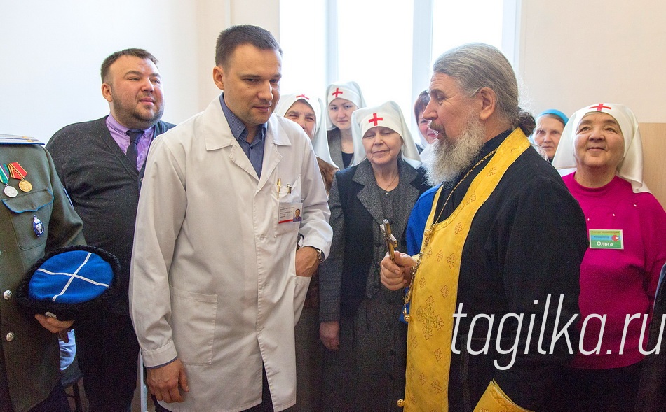 Открытие домового храма во второй городской больнице.

- По большому счету, сегодня мы открыли в нашем учреждении еще одно отделение, где будут помогать пациентам обрести здоровье, только духовное, - обратился к присутствующим на новоселье храма  главный врач Демидовской больницы Сергей Овсянников. - Присутствие священника в медицинском учреждении всегда воспринимается болящими с воодушевлением. У них в трудные минуты жизни появляется возможность попросить у Бога помощи, заступничества и скорейшего выздоровления.