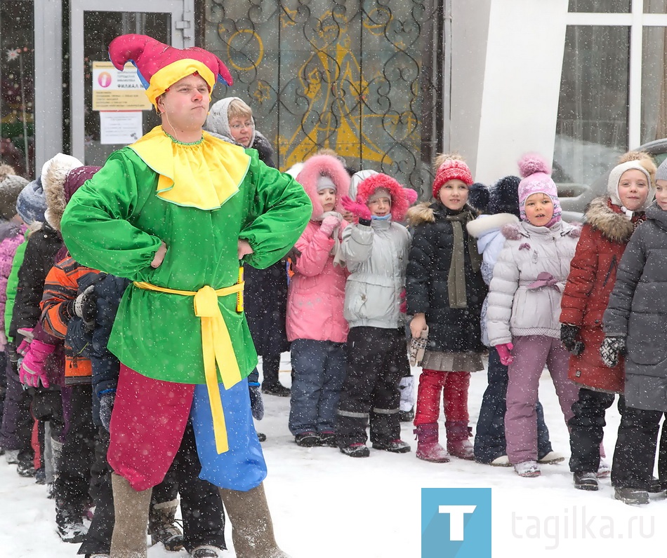 Мерзнуть и скучать ребятам было некогда, ведь сказочные герои не давали им на это времени. Насыщенную развлекательную программу для юных тагильчан подготовили в «Театре юного зрителя имени Бажова» при досуговом центре «Урал». Художественный руководитель Юлиан Нойман, актеры Евгений Шевченко и Сергей Кунчин, оператор Алексей Салтанов постарались сделать детский праздник ярким и запоминающимся. И, по словам сотрудников библиотеки, они обязательно продолжат сотрудничество с этим замечательным коллективом.