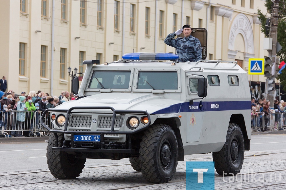 Шествием военной техники отметили тагильчане 100-летие отечественного танкпрома и 75-годовщину Победы в Великой Отечественной войне