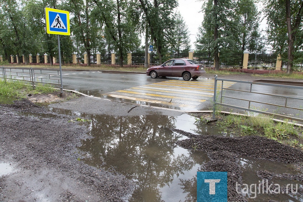 В Нижнем Тагиле на улице Металлургов поднимают уровень тротуара, который после дождей превращался в огромную лужу