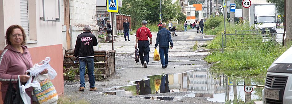 В Нижнем Тагиле на улице Металлургов поднимают уровень тротуара, который после дождей превращался в огромную лужу