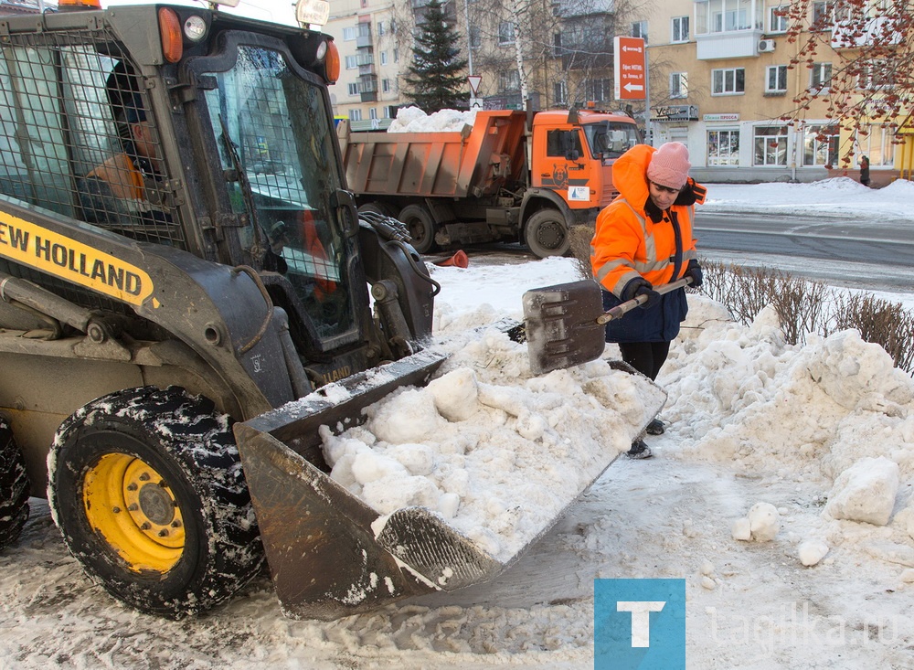 Уборка снега продолжается