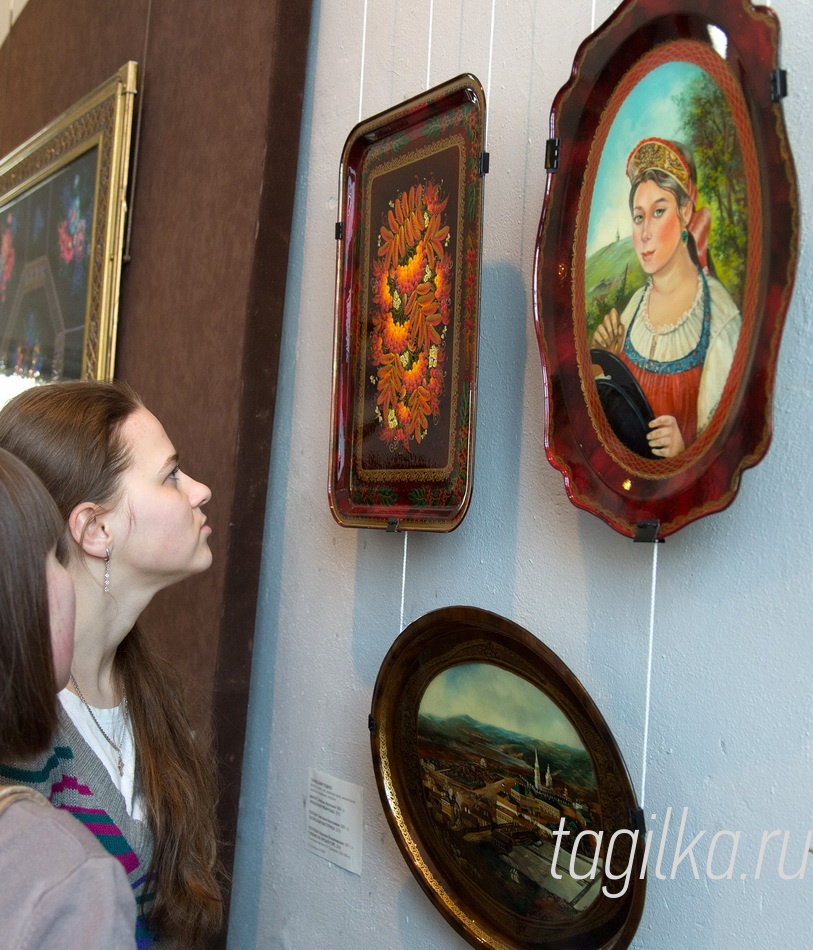 «Февральский вернисаж». Выставка подносов.